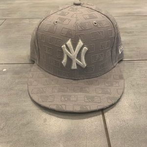 Like New! New Era New York Yankees fitted!